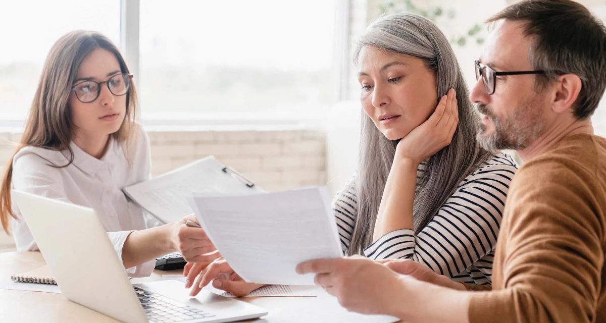 Consultant-financial-advisor-specialist-dealing-with-mature-couple-clients